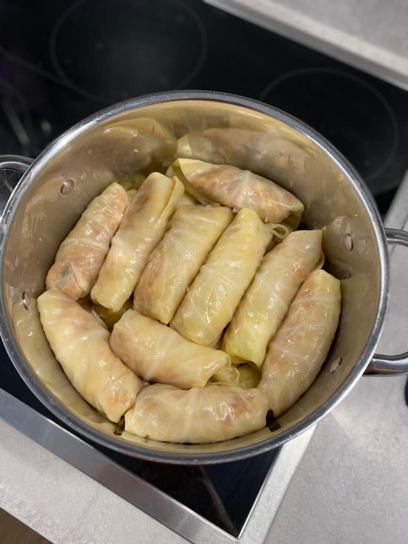 Receta de Rocely de Sarma Balcánico Tradicional: Rollos de Col Agria Cocidos a Fuego Lento con Relleno Sabroso de Carne Picada