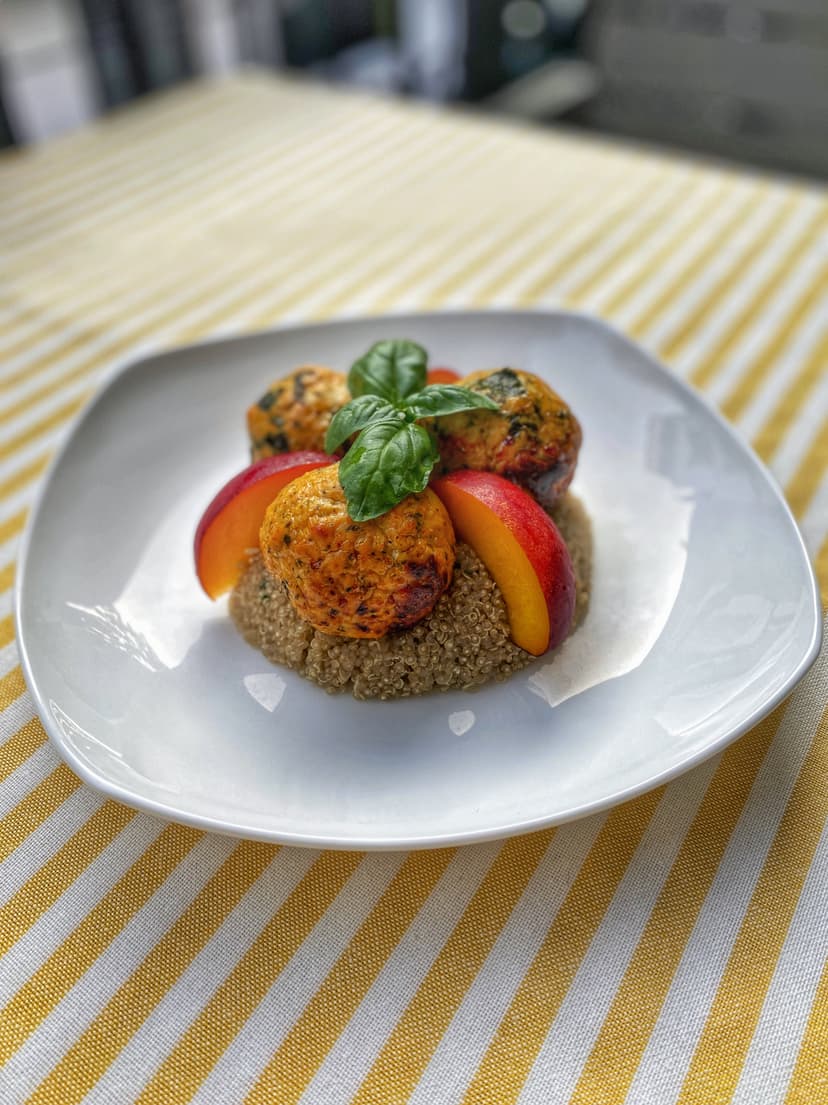 Recette Rocely de Boulettes de poulet avec quinoa aux herbes et pêches