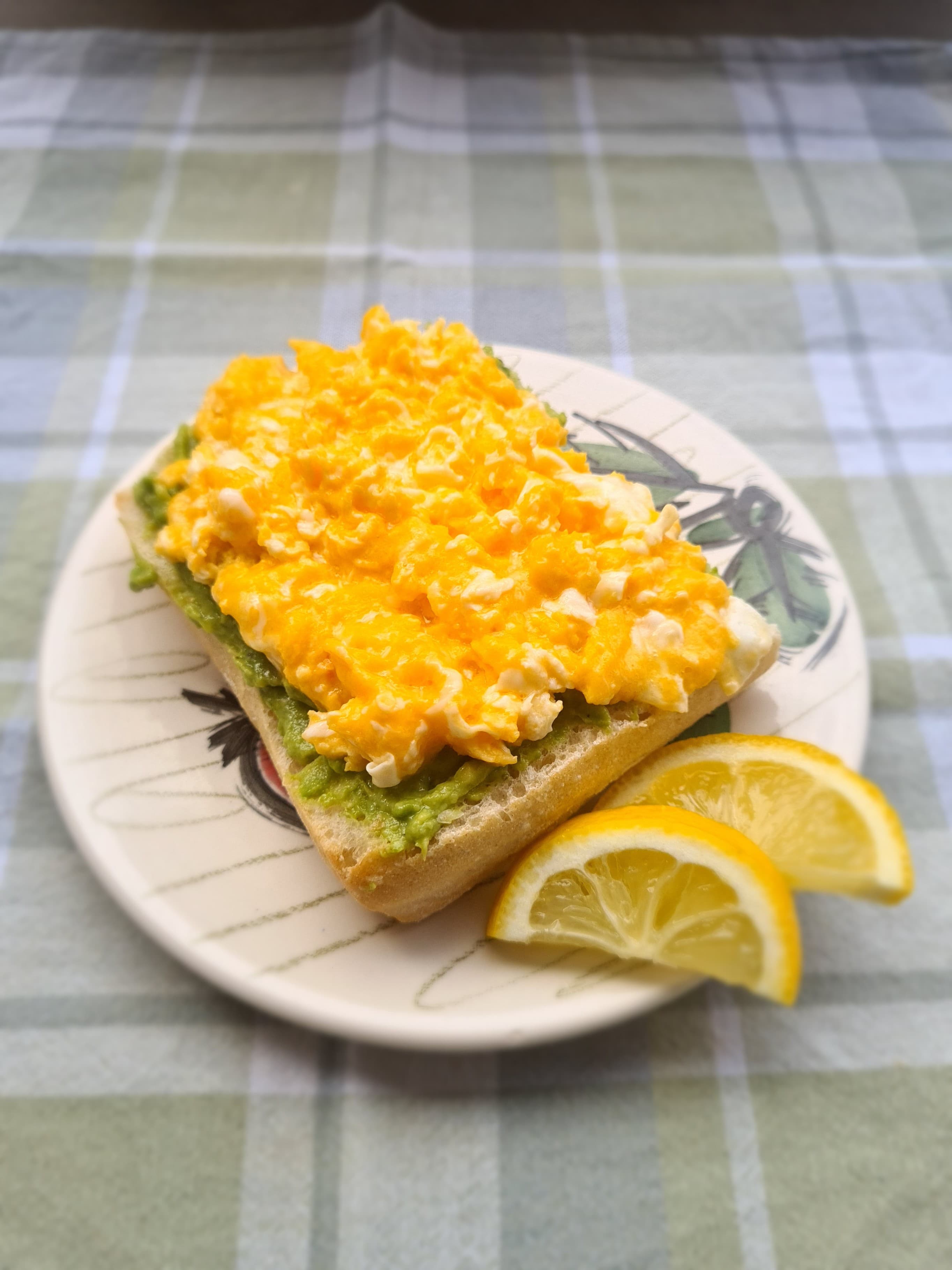 Sandwich aux œufs brouillés et avocat Recipe Image