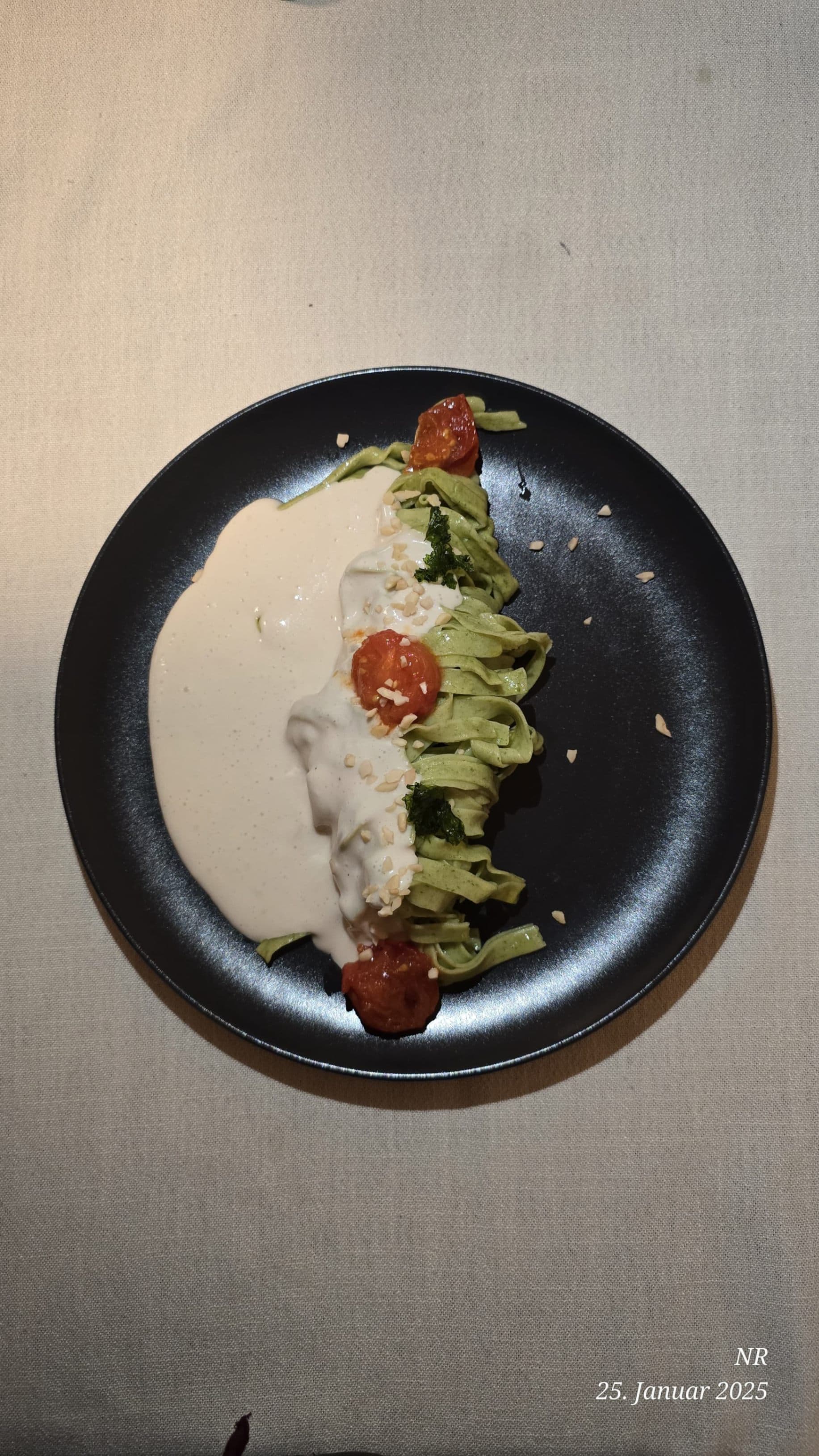 Receta de Rocely de Pasta con espinacas y salsa de almendras