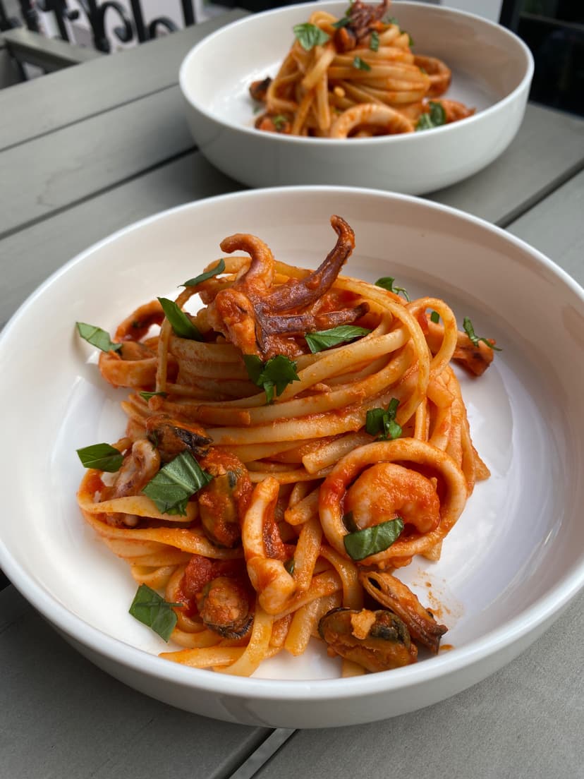 Linguine with Mixed Seafood and Fresh Tomato Sauce Rocely Recipe