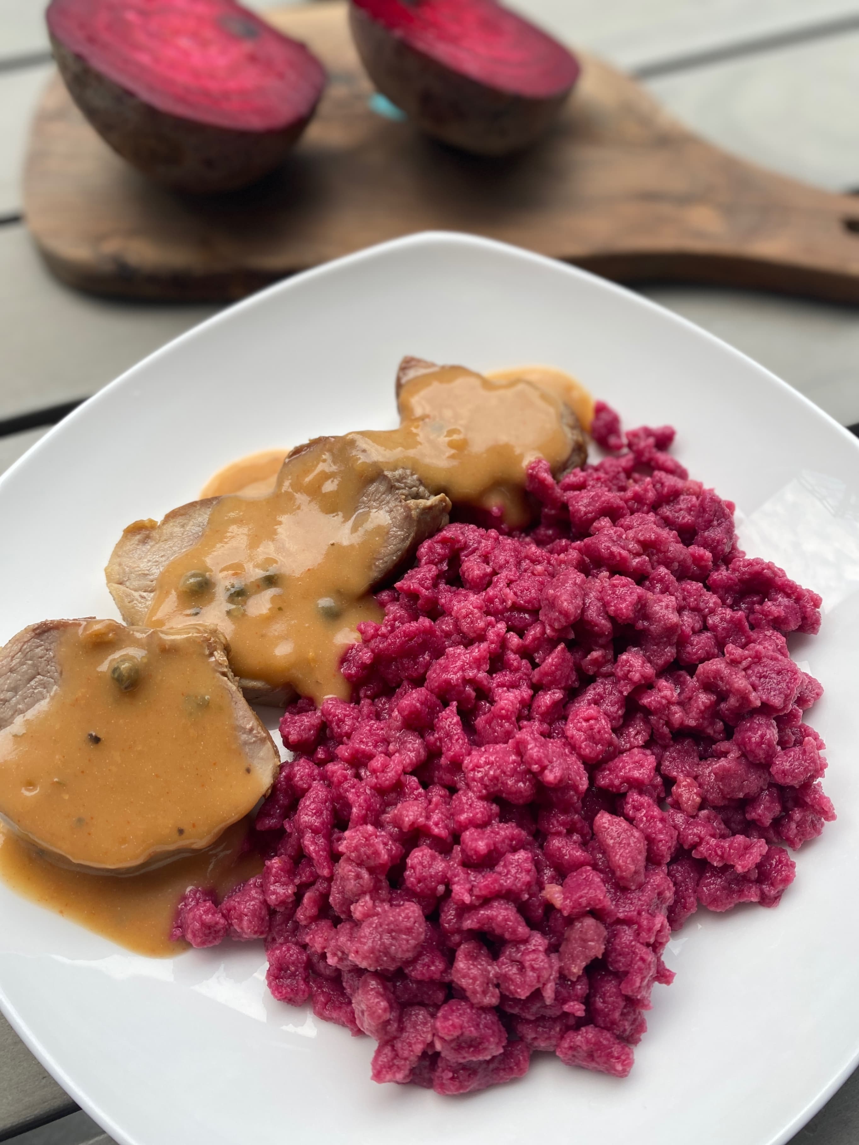 Przepis Rocely użytkownika Buraczane Spätzle z Polędwiczką Wieprzową i Sosem Pieprzowym