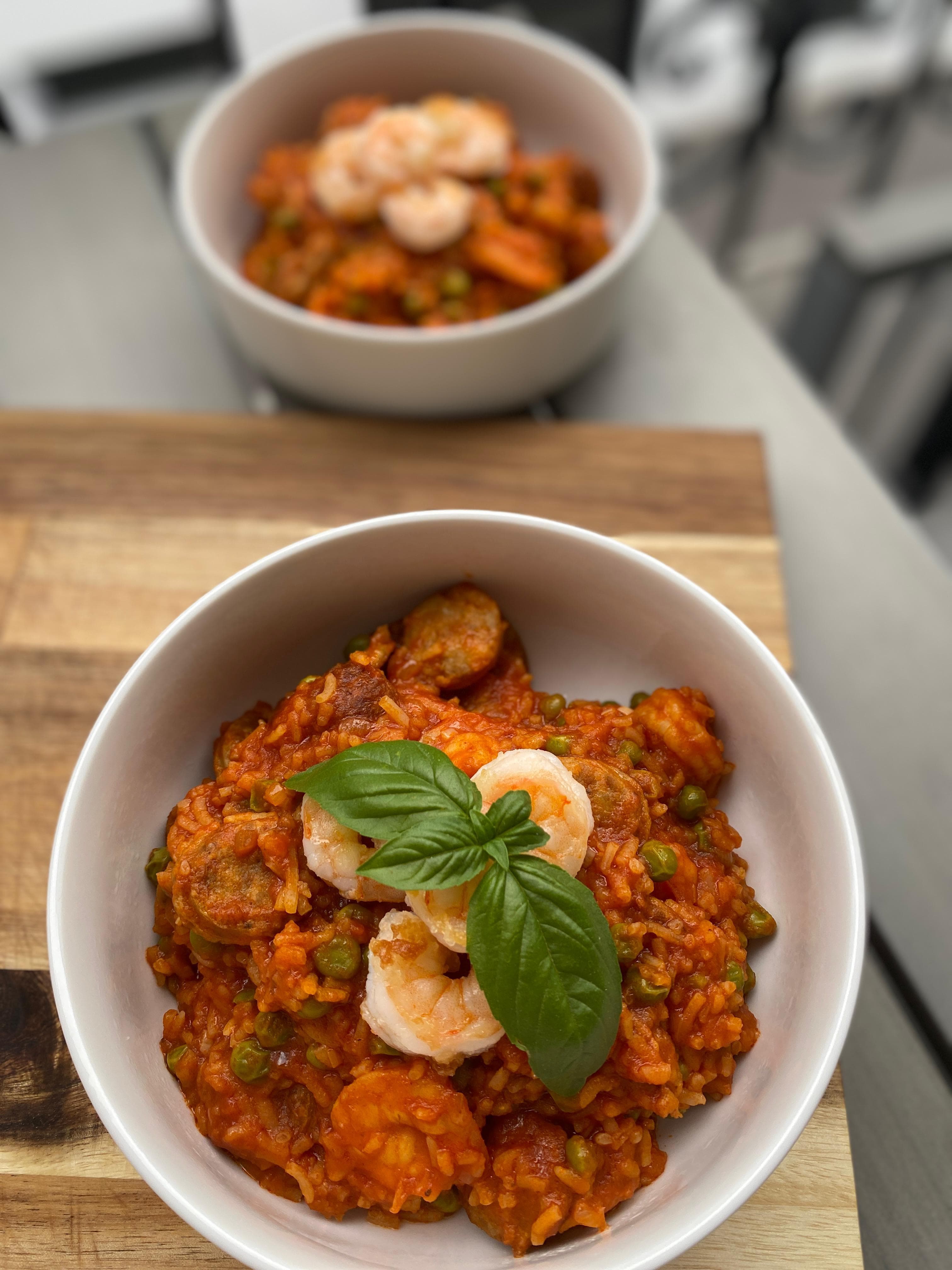 Jambalaya de Camarones y Salchicha Surf & Turf Recipe Image
