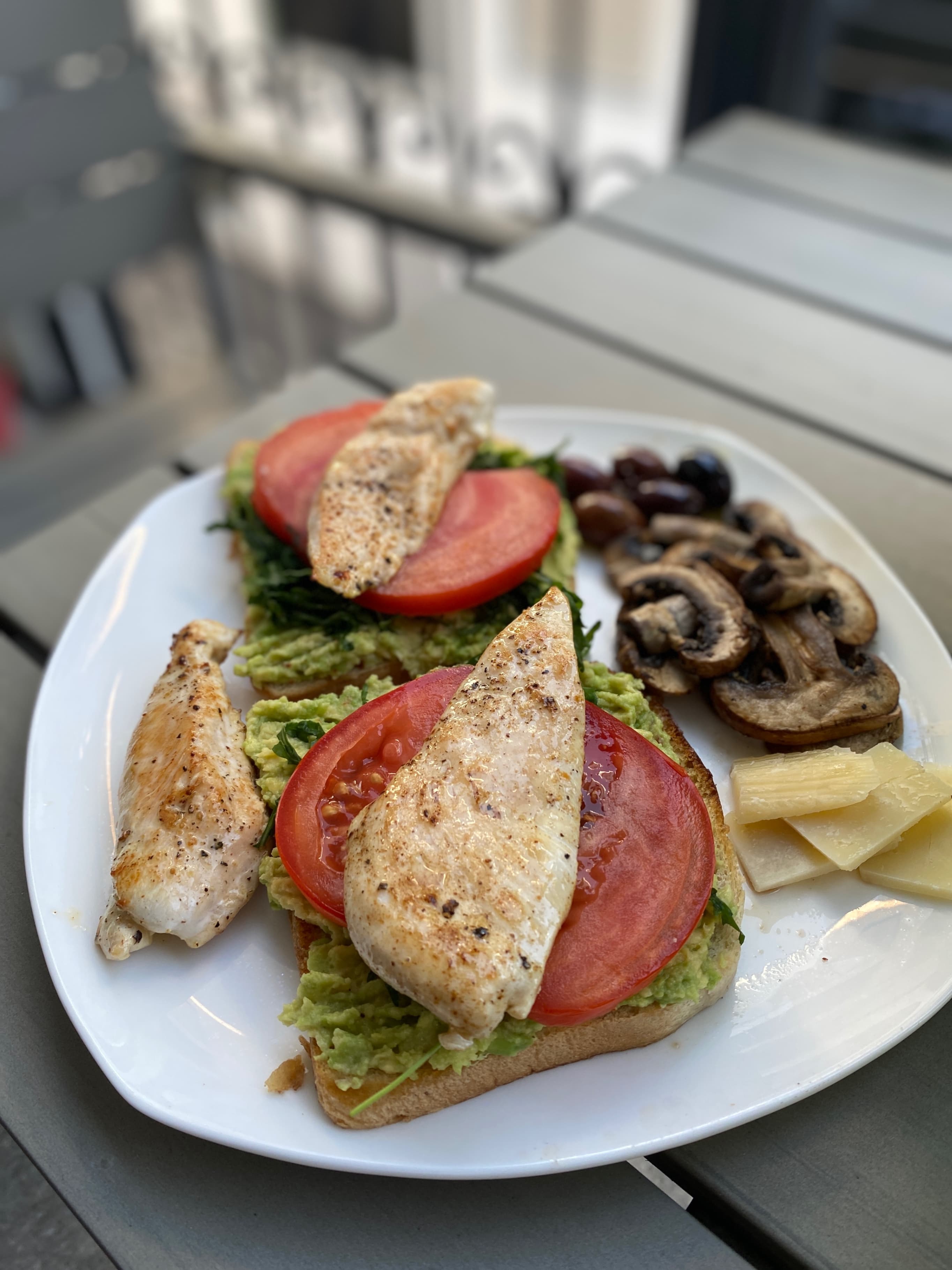 Avocado Breakfast with Chicken and Mushrooms Recipe Image