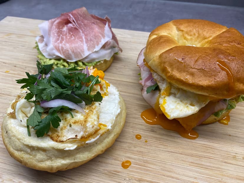 Receta de Rocely de Bagel de Prosciutto con Mousse de Aguacate