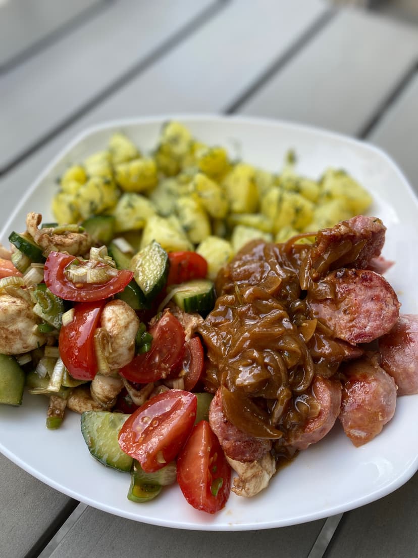 Салсича с картофи с копър и салата с прясна моцарела Rocely Рецепта