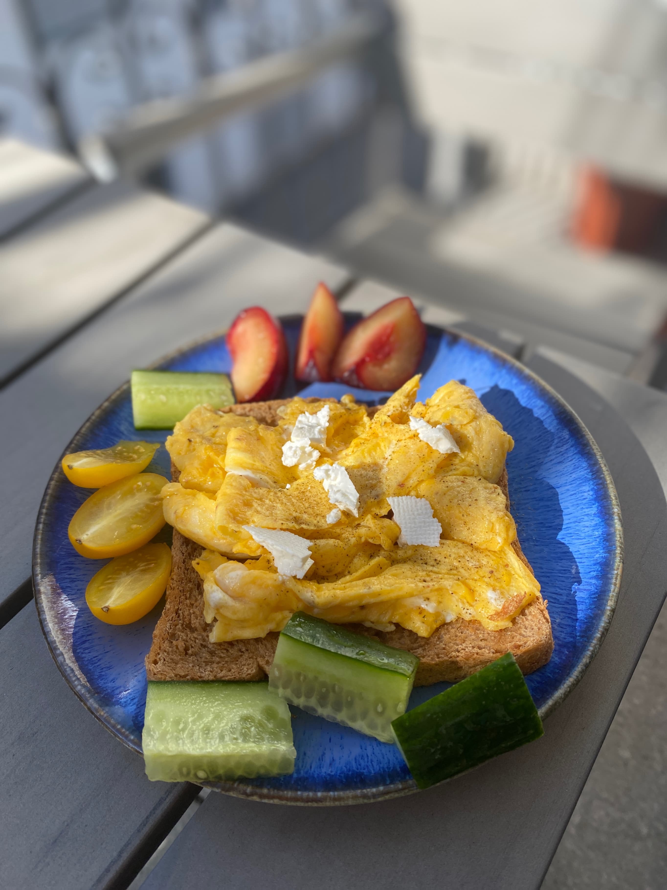 Cremige, weiche Rühreier auf Toast Rocely Rezept