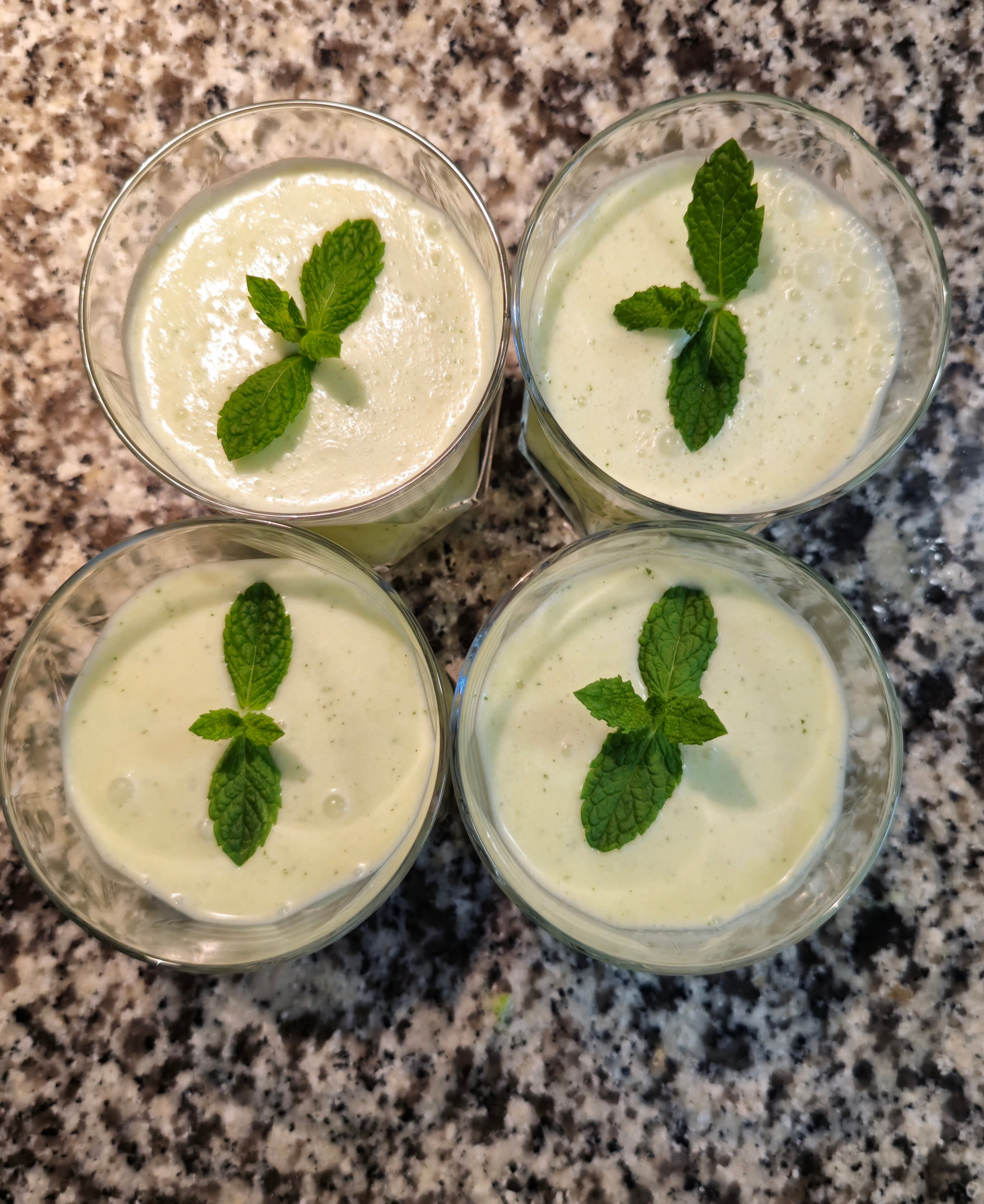 Boisson rafraîchissante ananas-coco-menthe Recipe Image