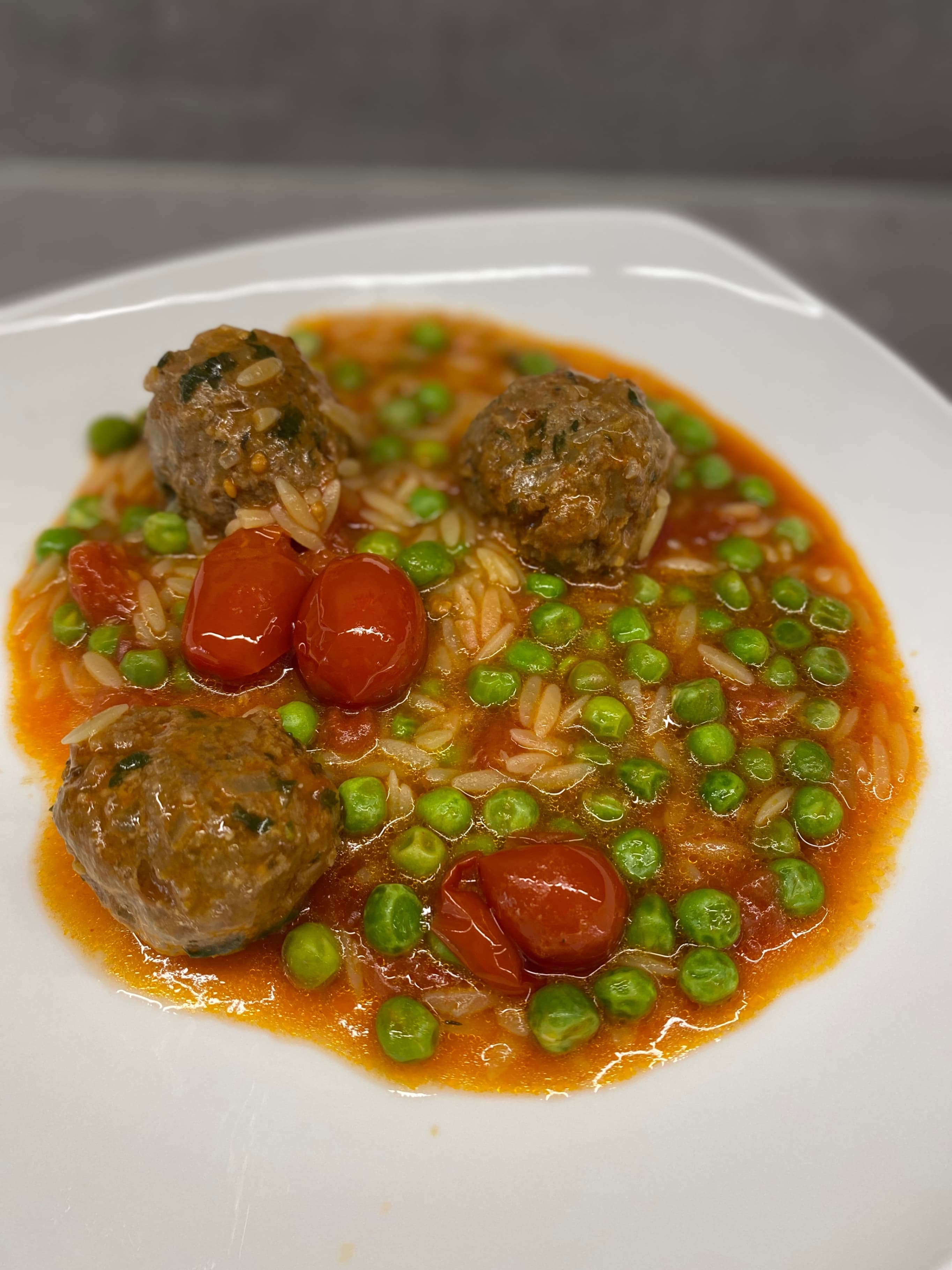 Receta de Rocely de Albóndigas de Orzo en Salsa de Tomate en una Sola Sartén