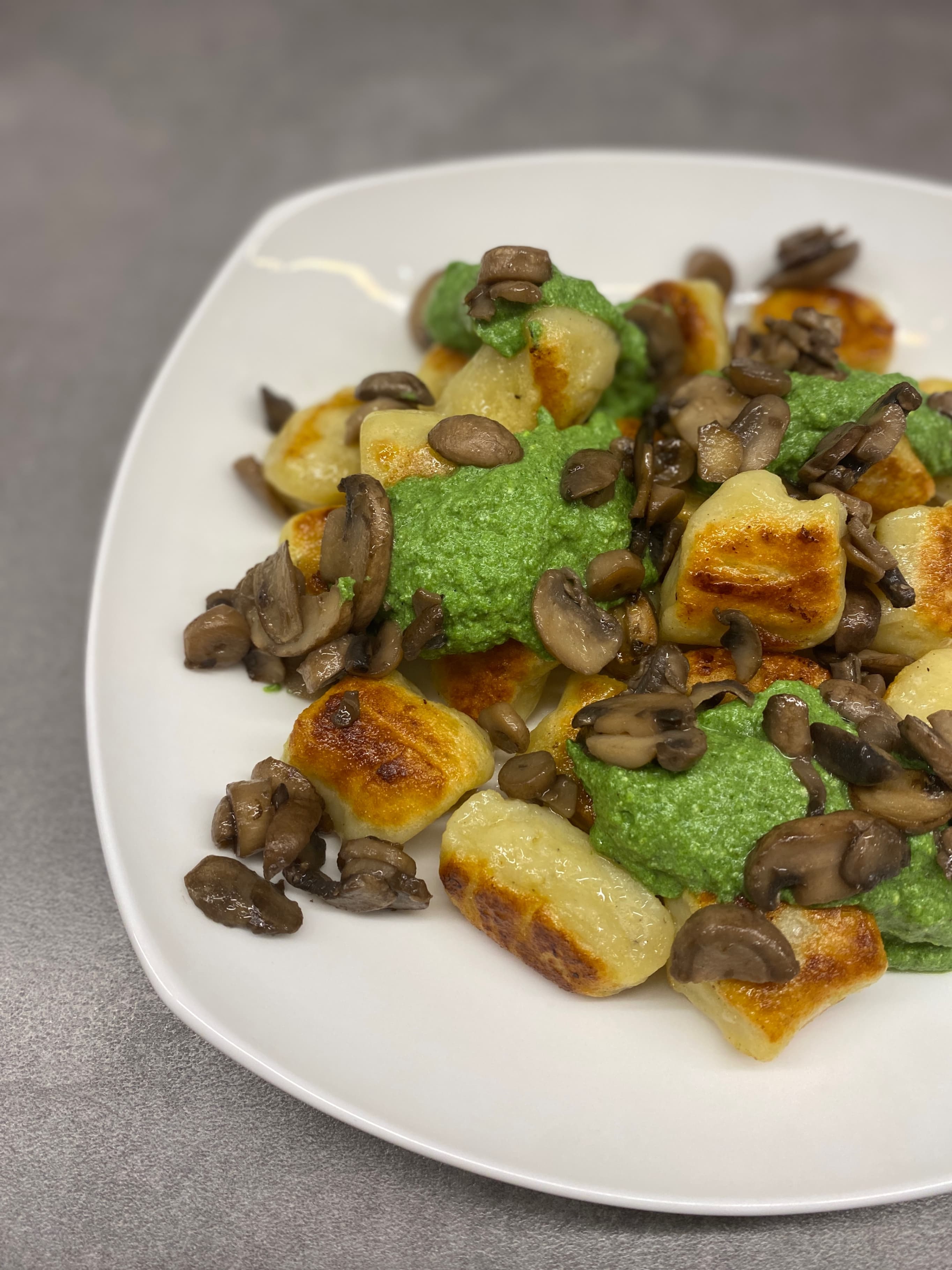 Przepis Rocely użytkownika Gnocchi z sosem szpinakowo-ricotta i podsmażanymi pieczarkami