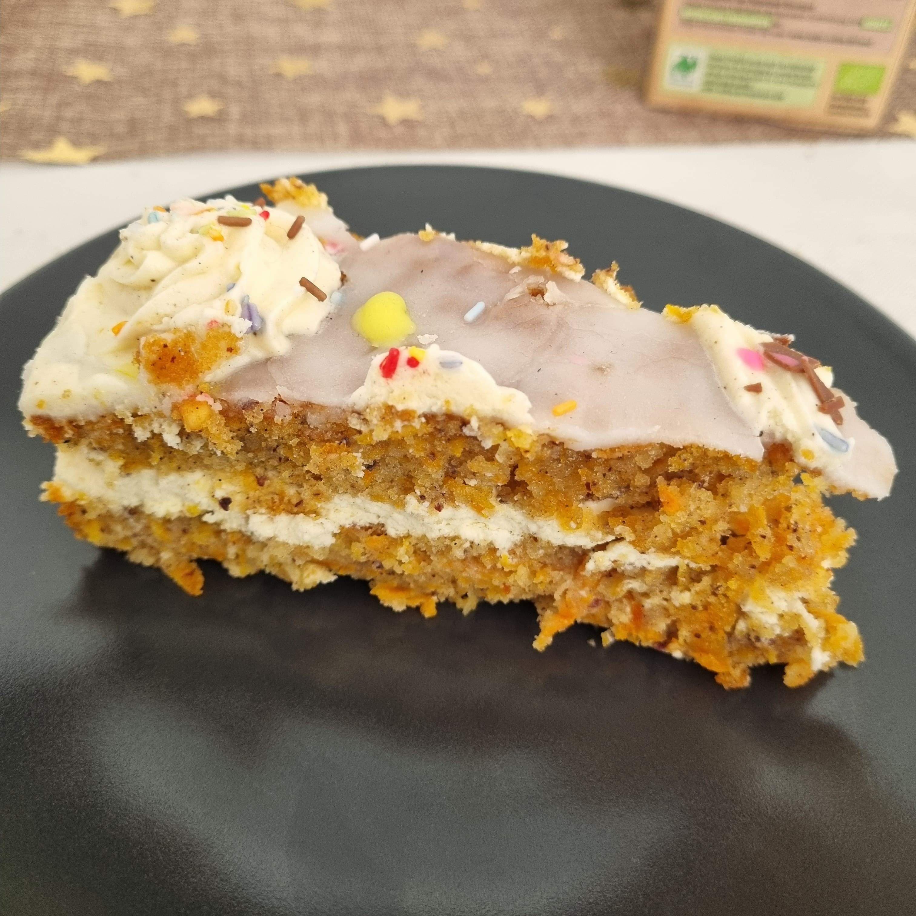 Moelleux gâteau aux carottes avec glaçage au fromage frais Recipe Image
