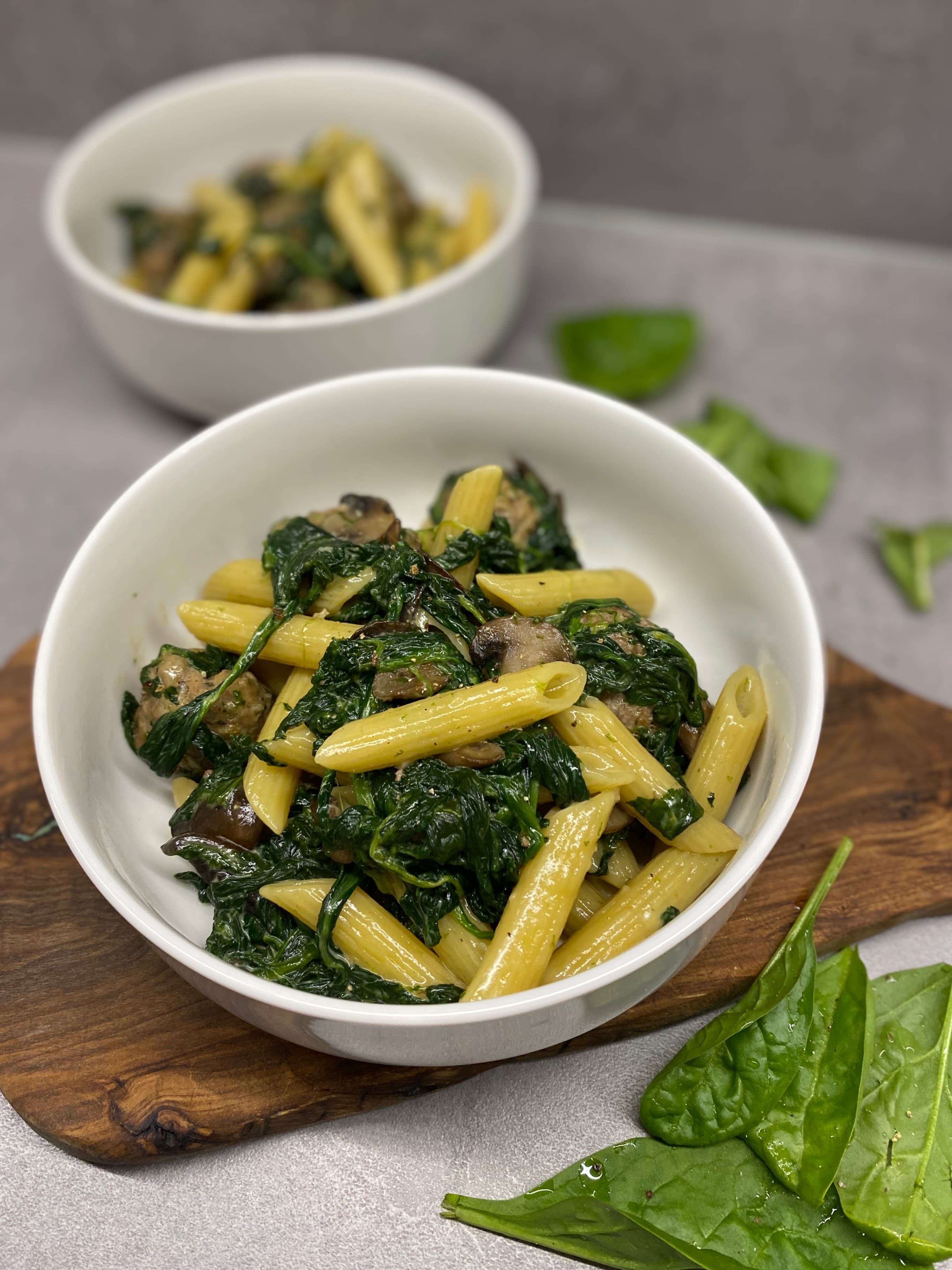 Recette Rocely de Penne crémeuses aux épinards sautés, champignons de Paris bruns et boulettes de viande