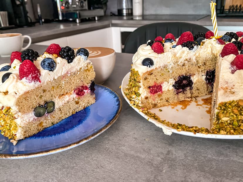 Cream Cake with Forest Fruits Rocely Recipe
