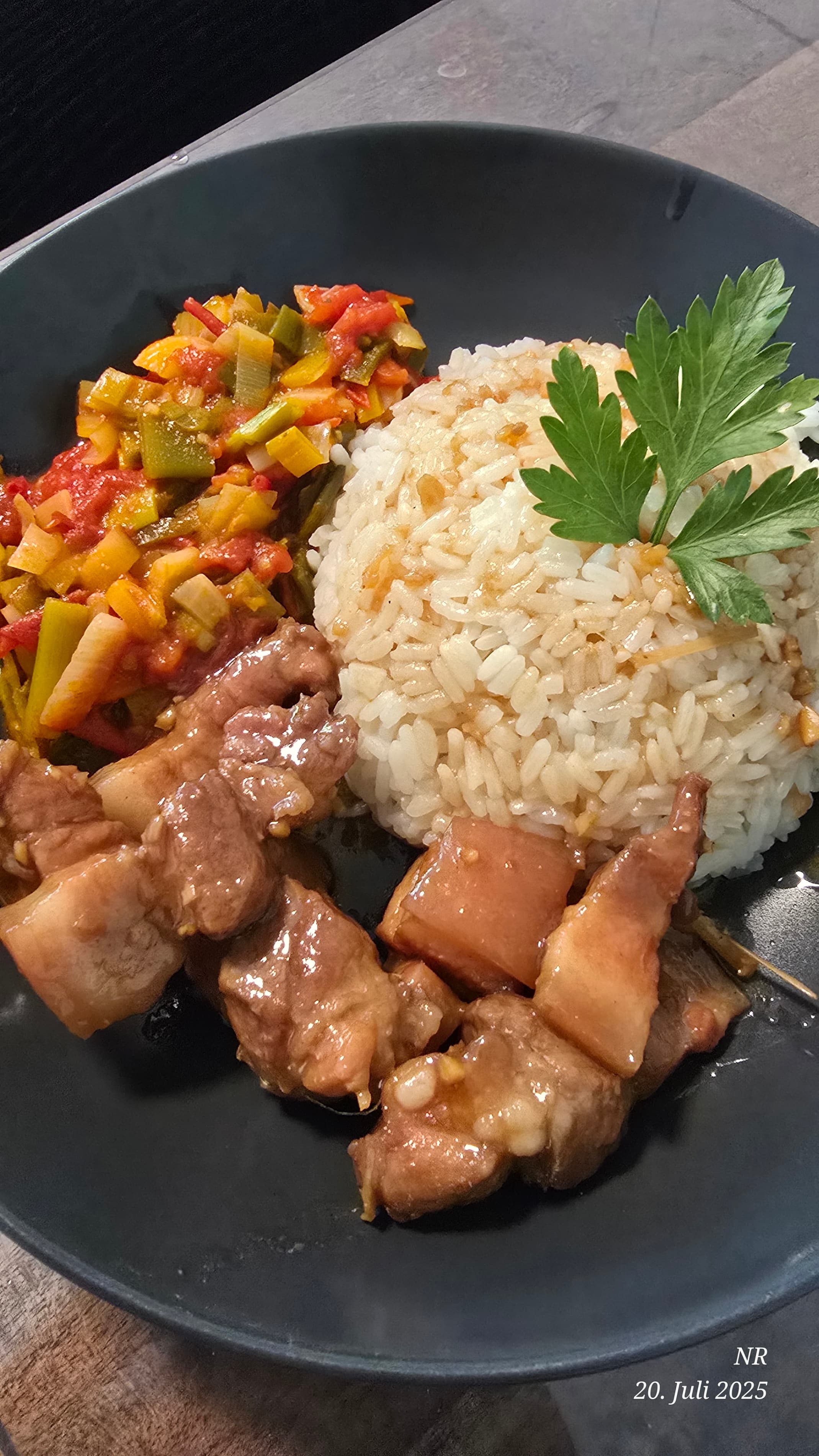 Poitrine de porc braisée tendre à l'asiatique avec marinade à la citronnelle et au miel Recipe Image