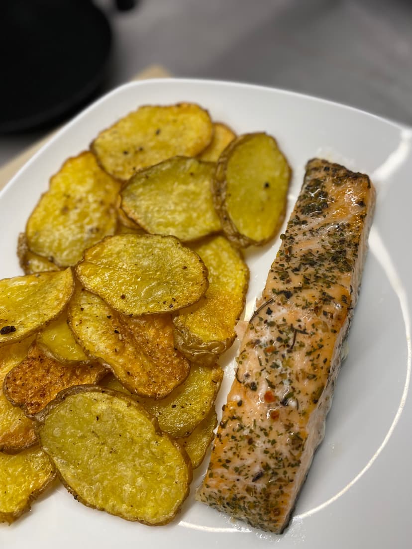 Gebackener Lachs mit knusprigen Kartoffelchips Rocely Rezept