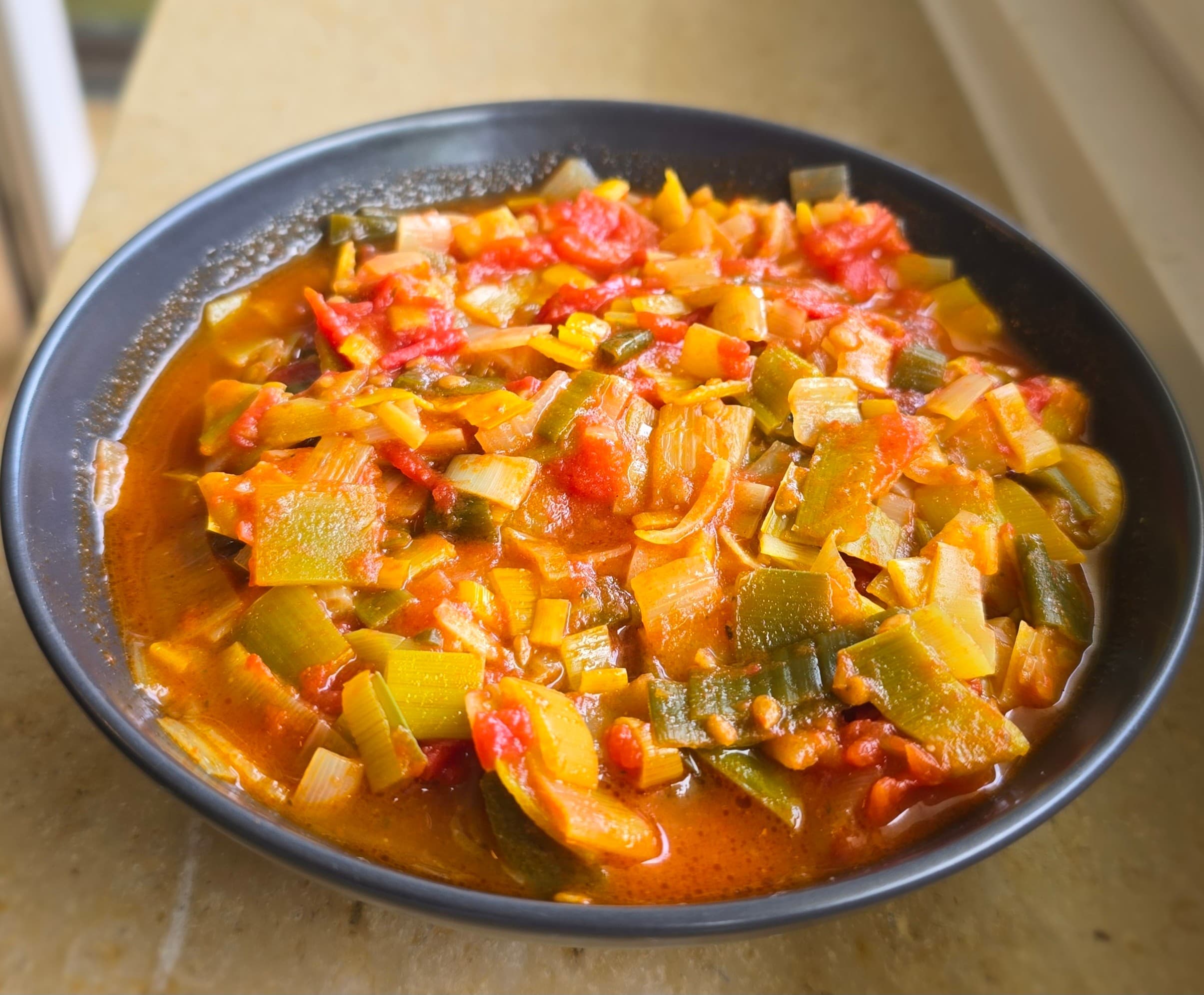 Poireaux braisés aux tomates Recipe Image