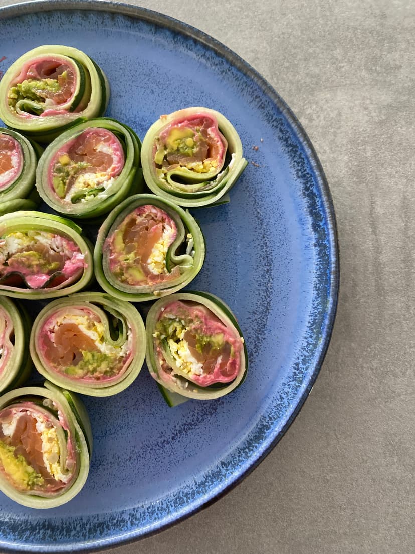 Receta de Rocely de Rollos de Sushi de Pepino con Hummus de Remolacha