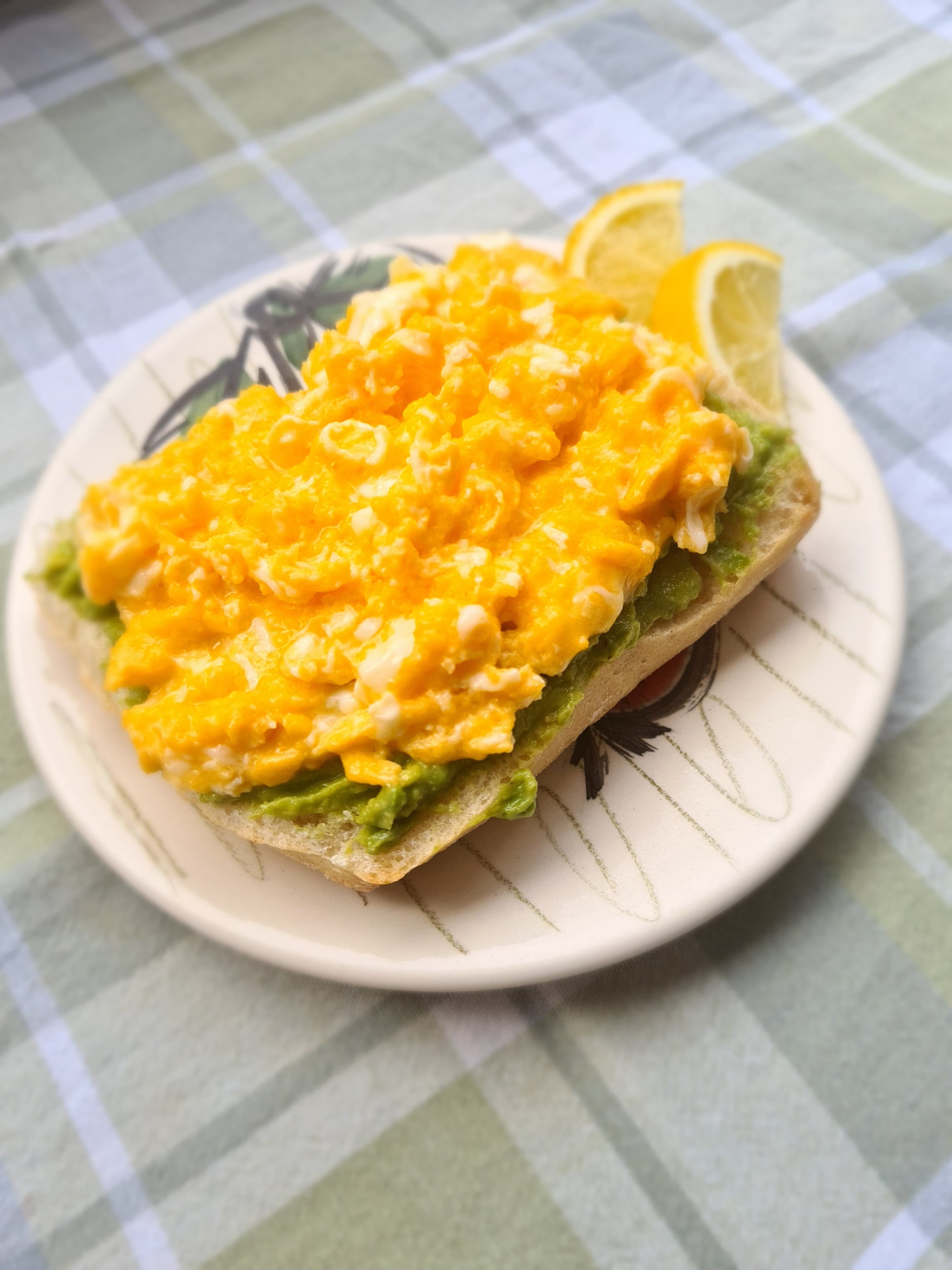 Sandwich aux œufs brouillés et avocat Recipe Image