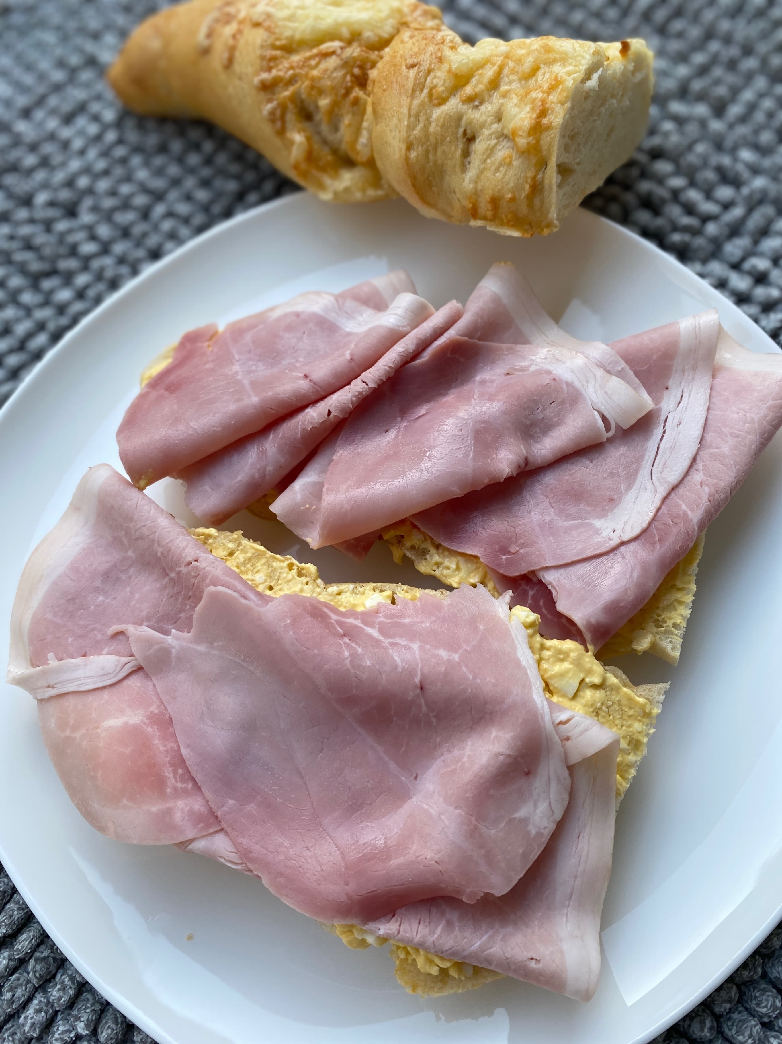 Receta de Rocely de Baguette de Queso con Untable de Huevo y Jamón
