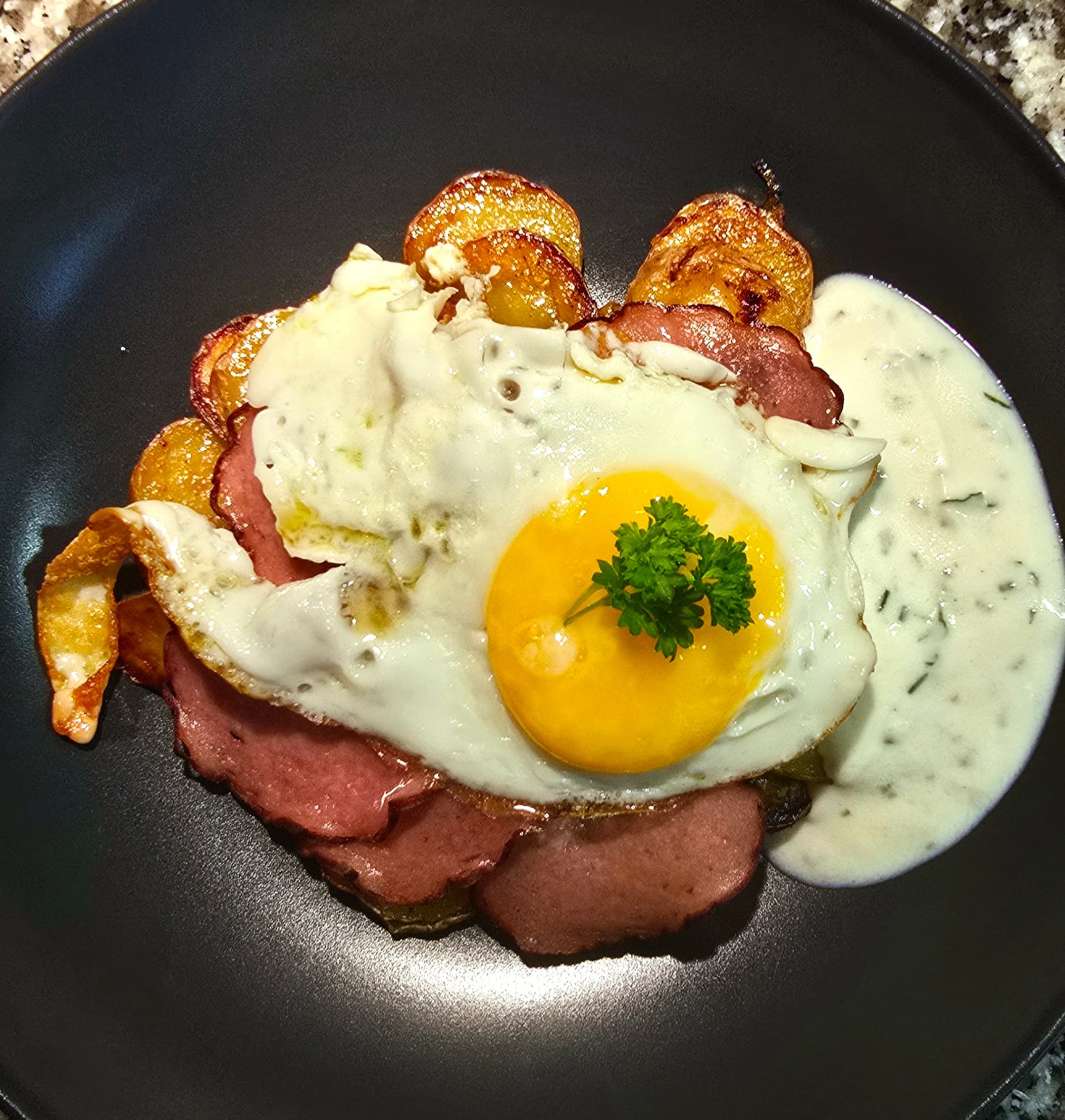 Leberkaas chips met gebakken aardappelen en spiegeleieren Rocely Recept