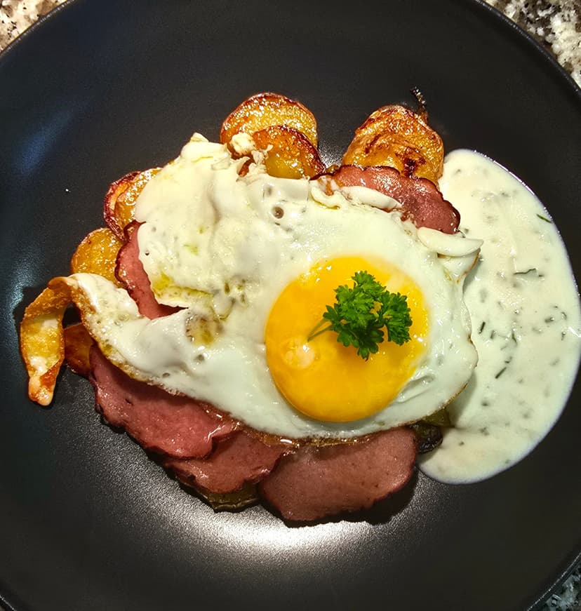 Receta de Rocely de Chips de Leberkäse con Patatas Fritas y Huevos Fritos