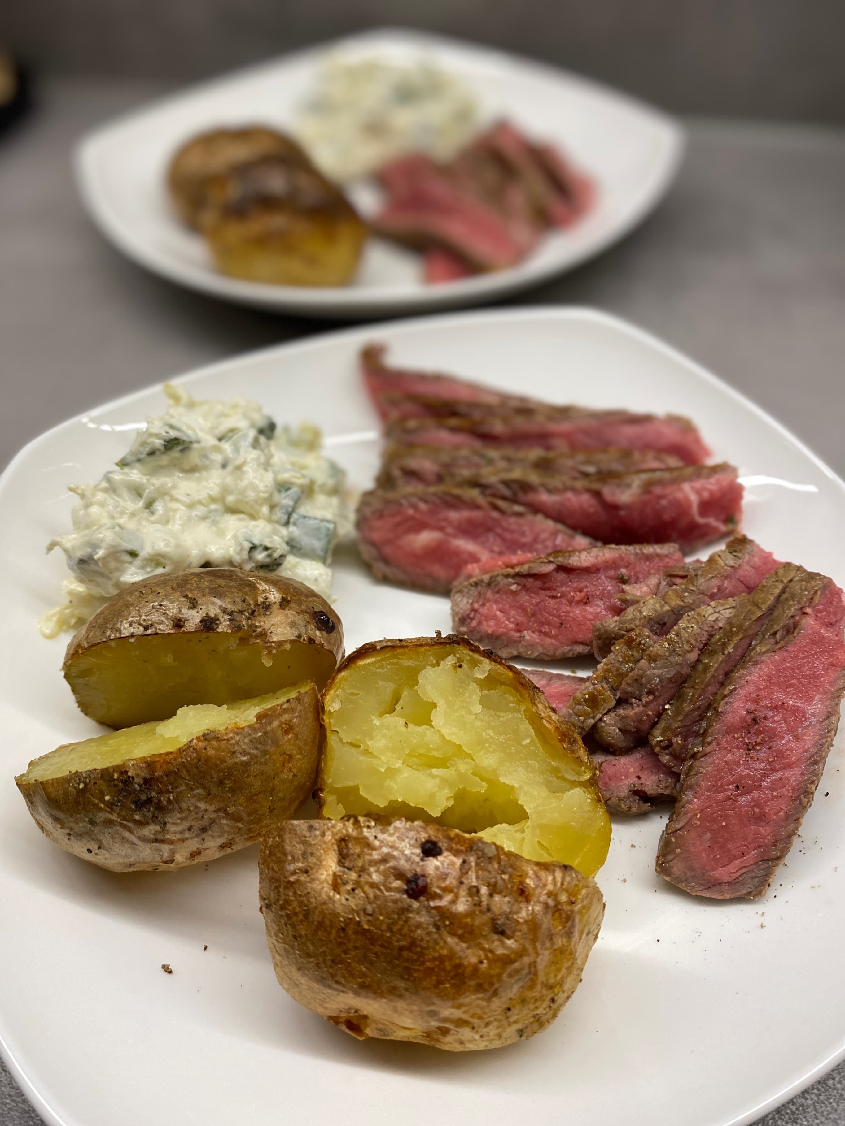 Recette Rocely de Steak de faux-filet avec pommes de terre au four et salade de courgettes